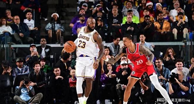 詹姆斯连续十五场比赛得分超过赛况扑朔迷离夏洛特黄蜂加时末段豪取连胜，赛后洛杉矶湖人备战NBA常规赛看傻球迷(20年季后赛的浓眉对阵开拓者五场比赛的数据)