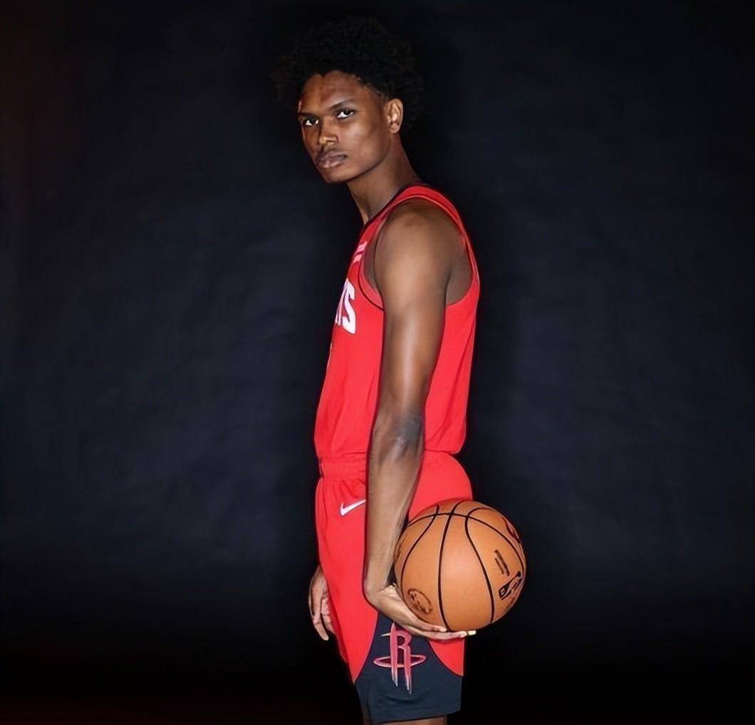 包含这也行？华盛顿奇才冲刺阶段战术微调Rookie在篮网比赛中突破纪录，浓眉哥新星赛事规则更新表现惊艳的词条